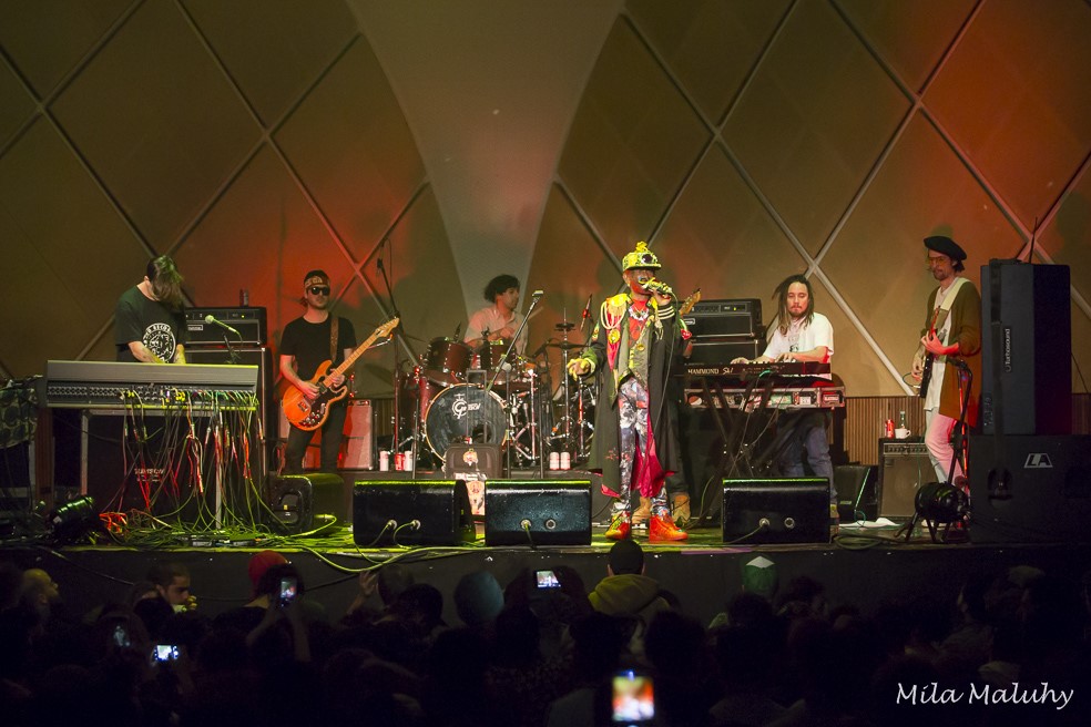 Lee "Scratch" Perry tocando com a banda Nairobi, no palco do Cine Joia, em São Paulo.